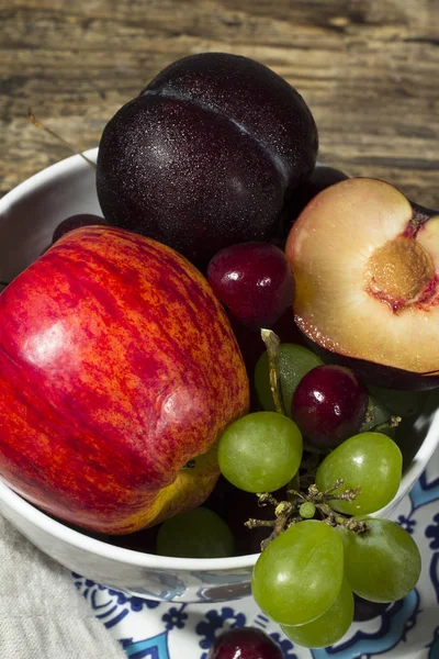 Tahta bir masada meyve.