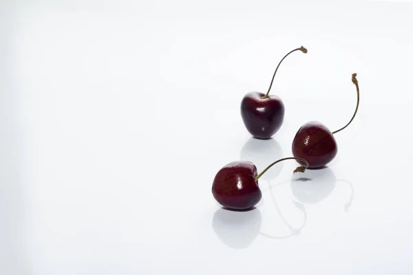 Cherry na błyszczącym tle — Zdjęcie stockowe
