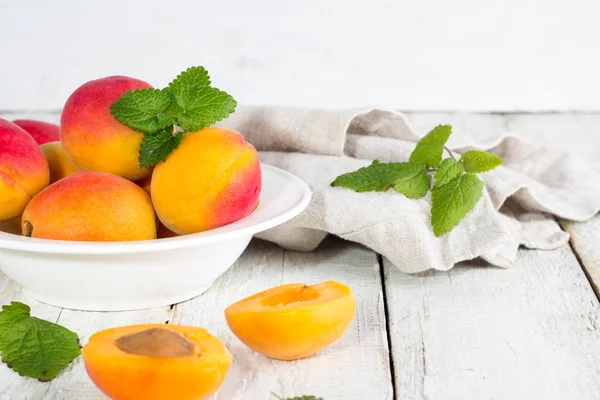 Kayısı ve ahşap bir zemin üzerine nane