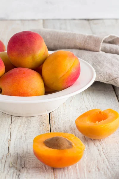 Beyaz bir arka plan üzerine bir tabak içinde kayısı