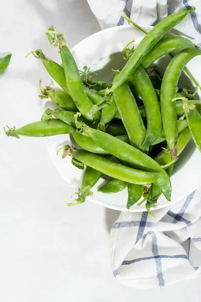 Yeşil bezelye beyaz tabak top bir göster