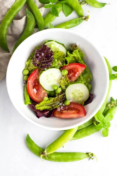 Beyaz bir arka plan üzerinde sebze en iyi görünümünün salata