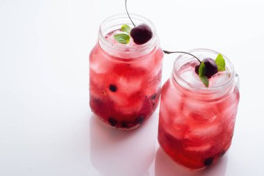 İki cam bardağı Kırmızı içecek ve buz ile