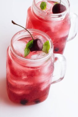 Bardağı buz beyaz zemin üzerine kırmızı içecek, çilek ile