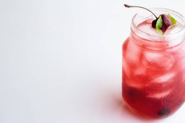 Buz beyaz zemin üzerine kırmızı içecek