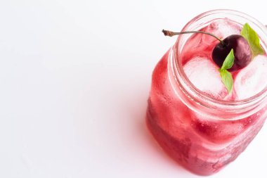 Buz ve beyaz arka plan üstten görünüm kiraz kırmızı içecek