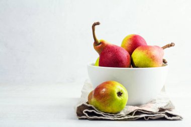 Bir peçete üzerinde beyaz bir tabak içinde kırmızı armut