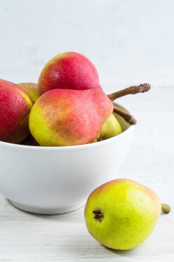 Armut beyaz bir tabak içinde