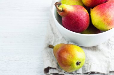 Kırmızı armut beyaz tabak yakın çekim