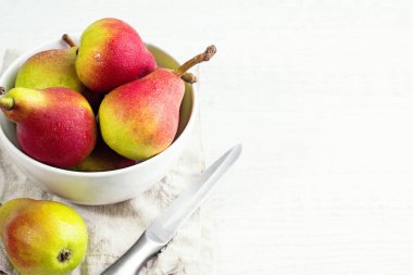 Bir beyaz kırmızı armut plaka, beyaz bir tablo üzerinde bıçak yakın çekim ve metin için yer