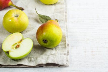 Elma yeşil beyaz arka plan ve metin için yer bir peçeteye