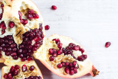 Nar ve nar tahıl yakın çekim beyaz bir arka plan üzerinde