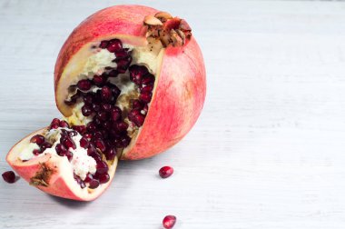 Garnet beyaz zemin üzerine