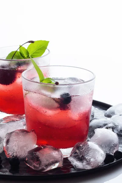 Червоний напій з базиліком і ягодами — стокове фото