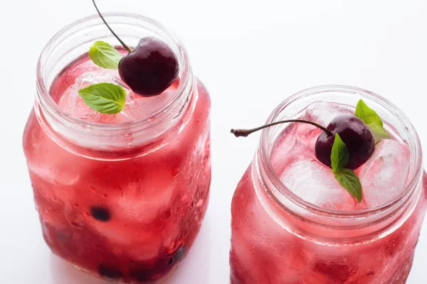 Two glass mugs with red drink and ice close-up — Stock Photo, Image