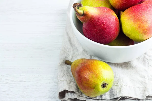 Kırmızı armut beyaz tabak yakın çekim