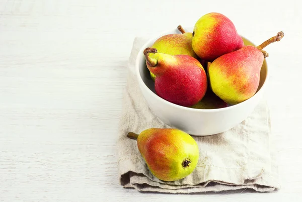 Beyaz tabak top bir kırmızı armut görüntülemek