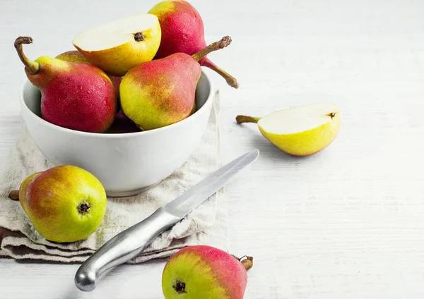 Beyaz bir tabak ve metin için bir bıçak-beyaz masa ve yer kırmızı armut