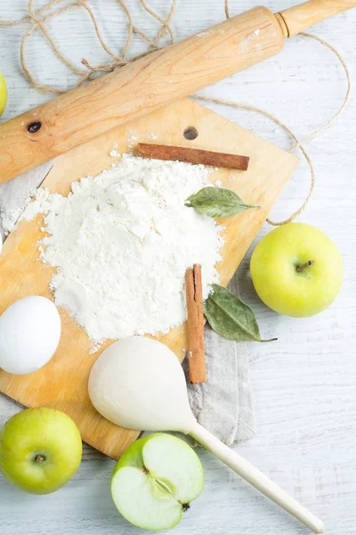 Elmalı kek için malzemeler