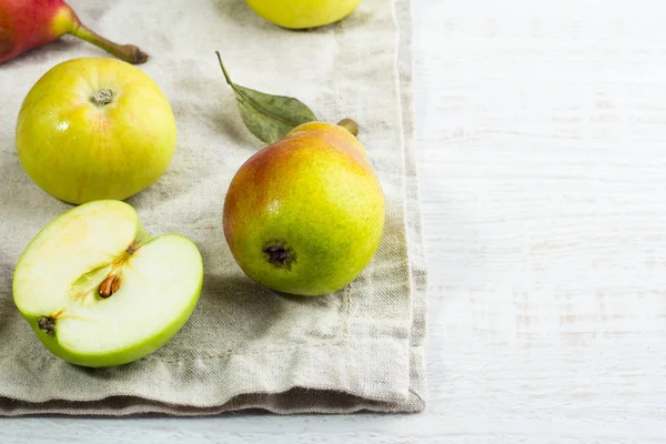 Elma yeşil beyaz arka plan ve metin için yer bir peçeteye