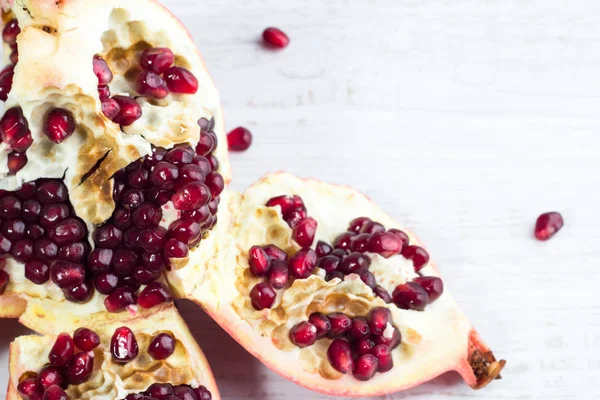 Nar ve nar tahıl yakın çekim beyaz bir arka plan üzerinde