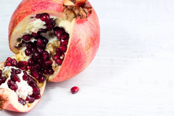 Granat beyaz arka plan üzerinde