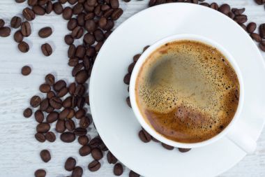 Espresso kahve beyaz arka plan üzerinde yakın çekim Üstten Görünüm