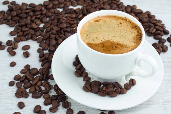 Bir fincan espresso ve kahve çekirdekleri