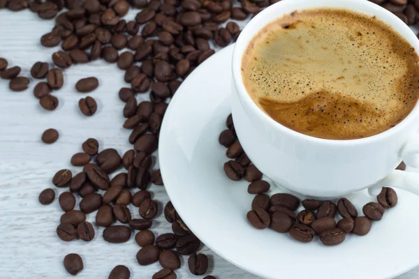 Beyaz bir fincan espresso