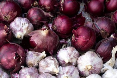 Bir sürü kırmızı soğan ve sarımsak