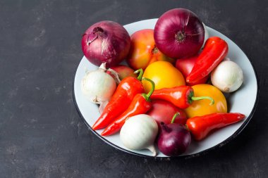 bir arka plan siyah yakın çekim bir tabağa çeşitli sebze