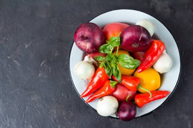 bir tabakta sebze çeşitli