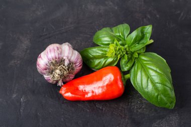 sarımsak, yeşil fesleğen, kırmızı Şili biber