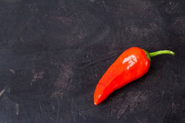 siyah zemin sıcak kırmızı biber