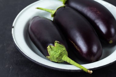 siyah bir zemin üzerine patlıcan yakın çekim