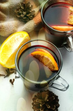 Yukarıdan kupalar yakın çekim görünümünde mulled şarap