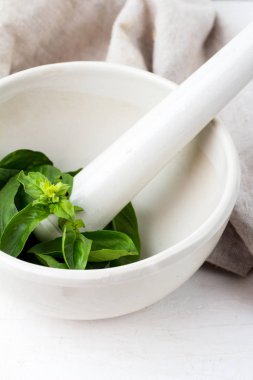 Beyaz harç yakın çekim yeşil fesleğen