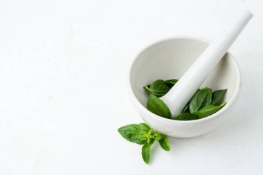 Beyaz bir ölümlü fesleğen yaprağı