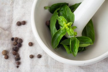 bir beyaz harç yakın çekim fesleğen yaprağı