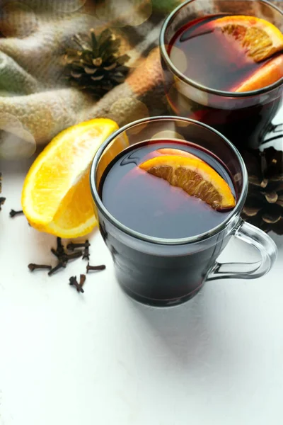 Kupalar beyaz bir arka plan üzerinde mulled şarap