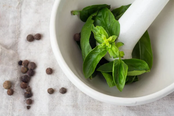 bir beyaz harç yakın çekim fesleğen yaprağı