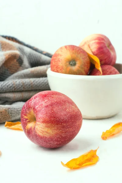 红苹果，温暖的格子，黄色的叶子，概念秋季 — 图库照片