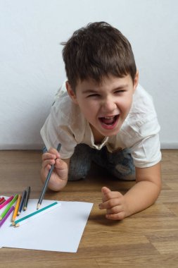 gülen çocuk ile renkli kalemler çizer
