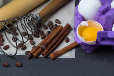 yumurta içinde belgili tanımlık tepsi, pişirme için aksesuarlar: çırpma teli, oklava, kağıt, çam fıstığı, un yakın çekim
