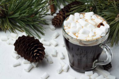 Kupa ile sıcak kahve içmek ya da çikolata hatmi, beyaz bir arka plan, çam dalları, koniler, Noel oyuncaklar yakın çekim