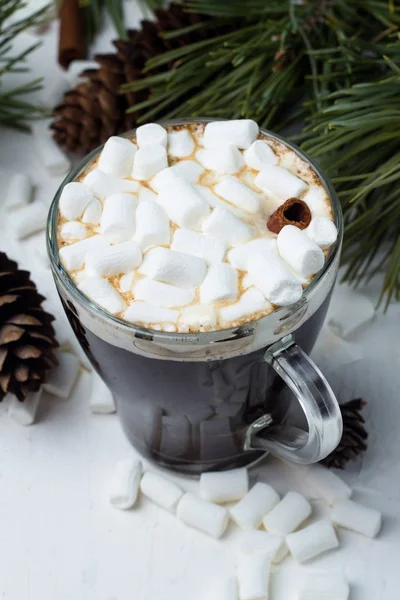 Kupa ile sıcak kahve içmek ya da çikolata hatmi, beyaz bir arka plan, çam dalları, koniler, Noel oyuncaklar yakın çekim yakın çekim