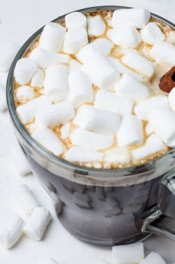 sıcak kahve içecek veya çikolata hatmi, tarçın yakın çekim beyaz arka plan ile kupa