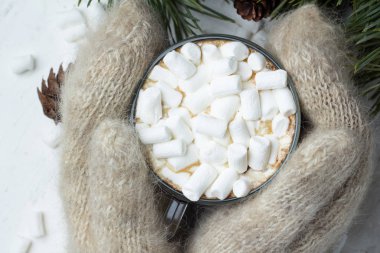 Kupa ile sıcak kahve içecek ya da çikolata hatmi, tarçın ile 