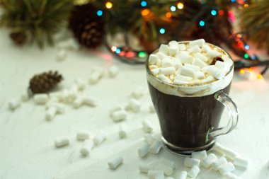 kakao, kahve hatmi Noel ağacı Garland arka plan, bir yeni yıl ve Noel kavramı ile