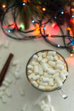 kakao, kahve ile hatmi Noel ağacı garland üst arka plan üzerinde görüntülemek, yeni yıl ve Noel kavramı